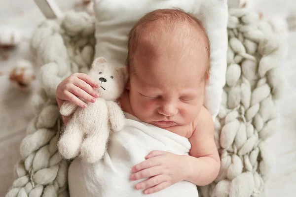 Νεογέννητο Μωρό Φωτεινά Ρούχα — Φωτογραφία Αρχείου