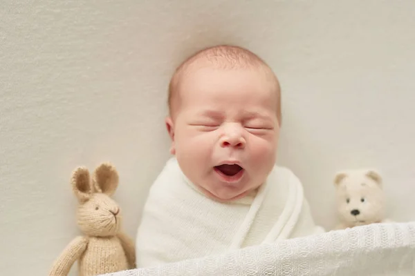 Neonato Uno Sfondo Leggero — Foto Stock