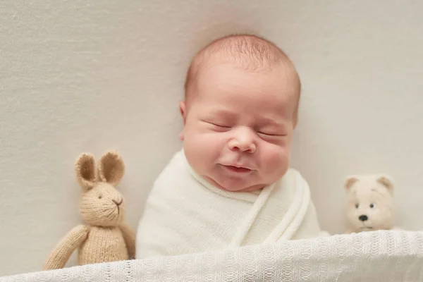Pasgeboren Baby Een Lichte Achtergrond — Stockfoto