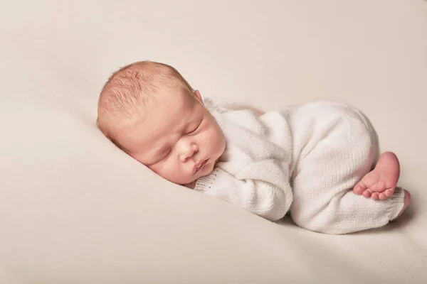 Новорожденный Ребенок Светлом Фоне — стоковое фото