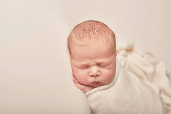 Bebé Recién Nacido Sobre Fondo Claro — Foto de Stock