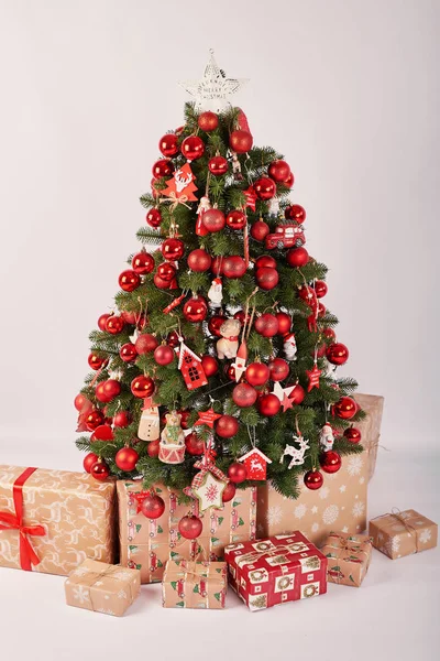 Árbol Navidad Con Regalos Sobre Fondo Blanco —  Fotos de Stock