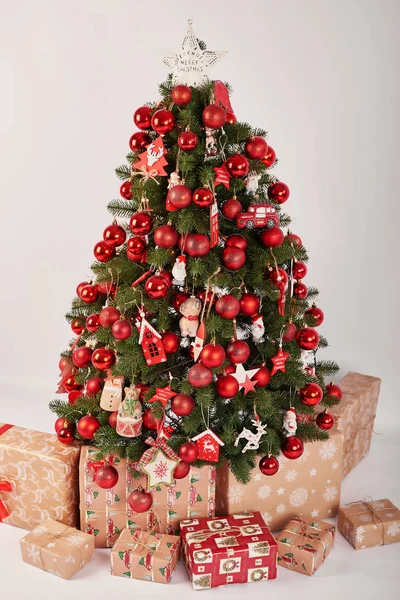 Árbol Navidad Con Regalos Sobre Fondo Blanco —  Fotos de Stock