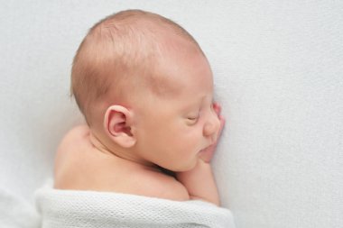 Beyaz arka plan üzerinde yeni doğmuş çocuk