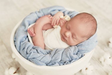 Beyaz arka plan üzerinde yeni doğmuş çocuk