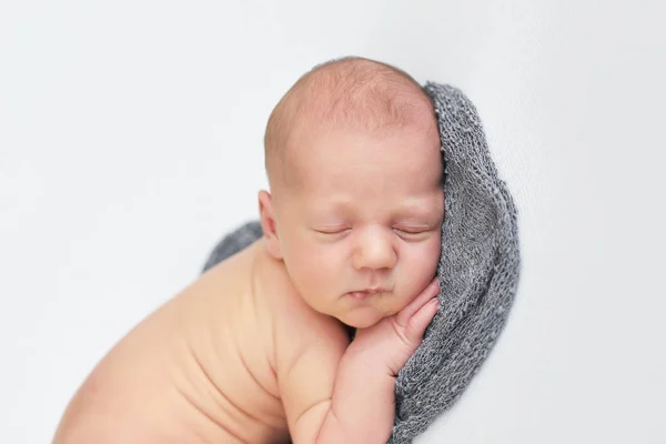 Beyaz Arka Plan Üzerinde Yeni Doğmuş Çocuk — Stok fotoğraf
