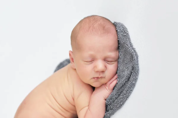 Pasgeboren Jongen Witte Achtergrond — Stockfoto