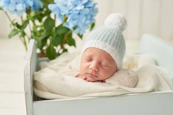 Νεογέννητο Αγόρι Λευκό Φόντο — Φωτογραφία Αρχείου
