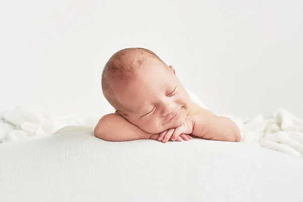 Pasgeboren Jongen Witte Achtergrond — Stockfoto