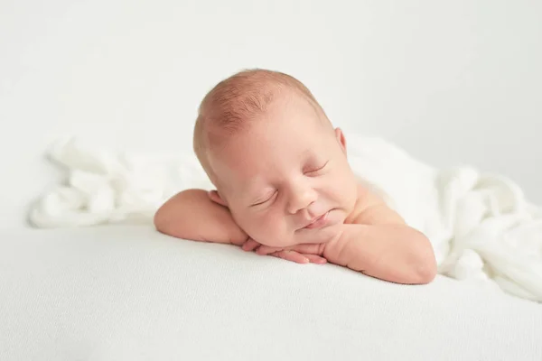 Pasgeboren Jongen Witte Achtergrond — Stockfoto