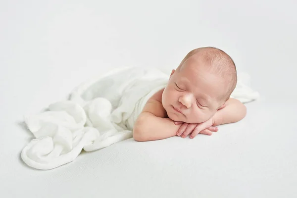 Pasgeboren Jongen Witte Achtergrond — Stockfoto