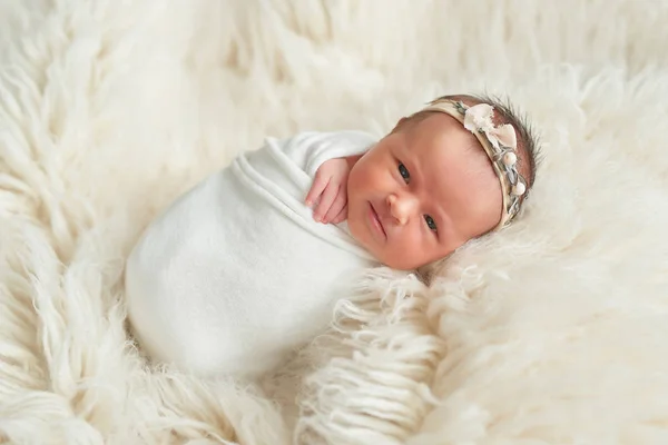 Pasgeboren Meisje Een Witte Achtergrond Bed — Stockfoto