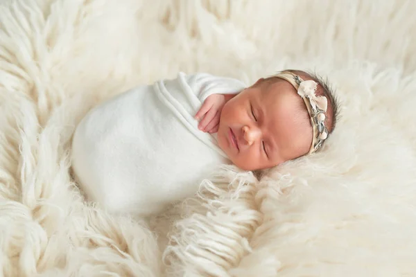 Newborn Girl White Background Bed — Stock Photo, Image