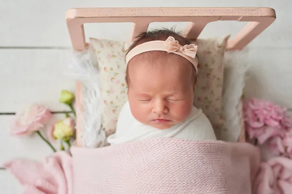 Pasgeboren Meisje Een Witte Achtergrond Bed — Stockfoto