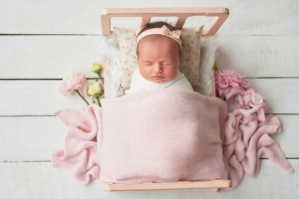 Pasgeboren Meisje Een Witte Achtergrond Bed — Stockfoto