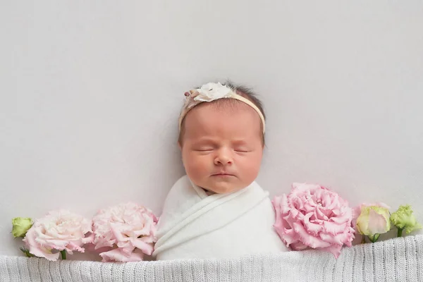 Nyfödd Flicka Vit Bakgrund Sängen — Stockfoto