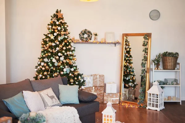 Helle Weihnachtsdekoration Wohnzimmer — Stockfoto