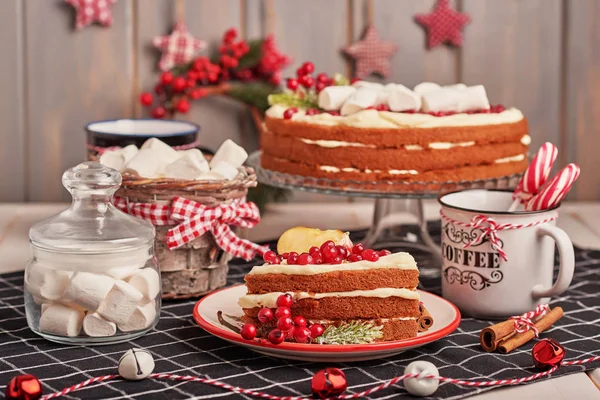 Weihnachtliche Tischdekoration Festlicher Obstkuchen Mit Süßigkeiten Auf Dem Tisch — Stockfoto