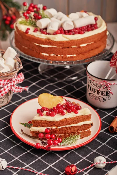 Weihnachtliche Tischdekoration Festlicher Obstkuchen Mit Süßigkeiten Auf Dem Tisch — Stockfoto