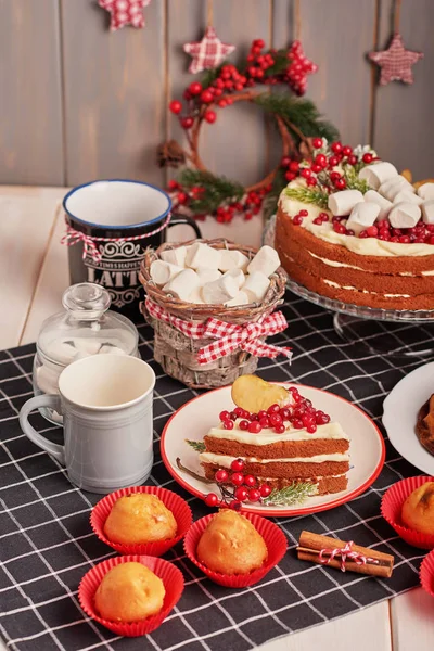 Weihnachtliche Tischdekoration Festlicher Obstkuchen Mit Süßigkeiten Auf Dem Tisch — Stockfoto