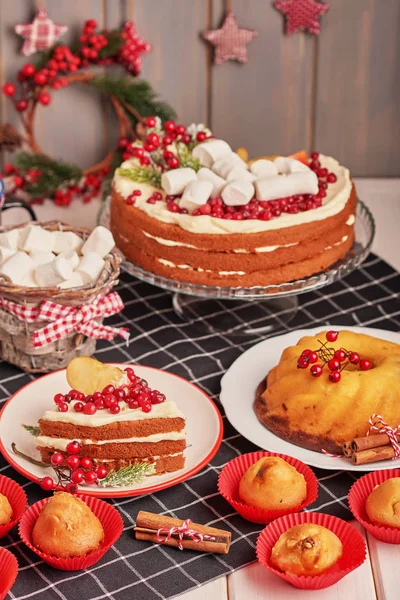 Weihnachtliche Tischdekoration Festlicher Obstkuchen Mit Süßigkeiten Auf Dem Tisch — Stockfoto