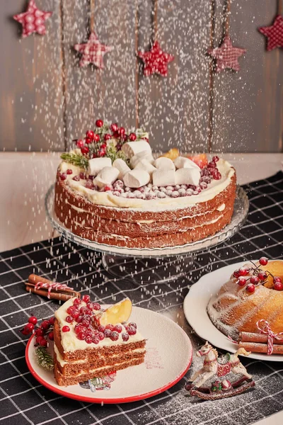 Weihnachtliche Tischdekoration Festlicher Obstkuchen Mit Süßigkeiten Auf Dem Tisch — Stockfoto