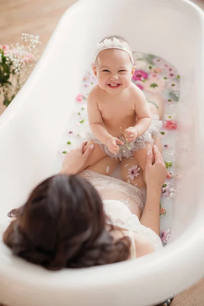 Madre Figlia Bagno Latte Con Fiori — Foto Stock