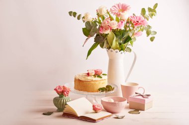 gül beyaz arka plan üzerinde çıplak pastayla