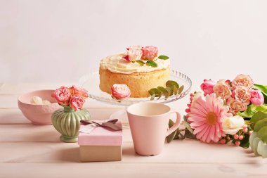 gül beyaz arka plan üzerinde çıplak pastayla