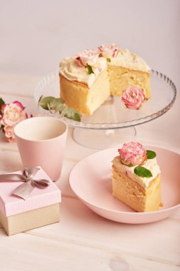 gül beyaz arka plan üzerinde çıplak pastayla