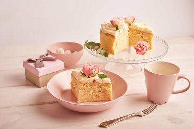 gül beyaz arka plan üzerinde çıplak pastayla