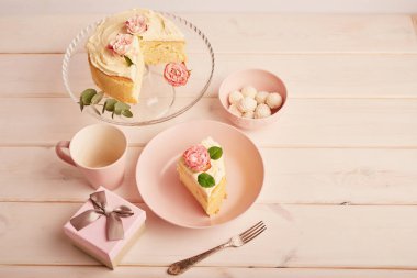 gül beyaz arka plan üzerinde çıplak pastayla