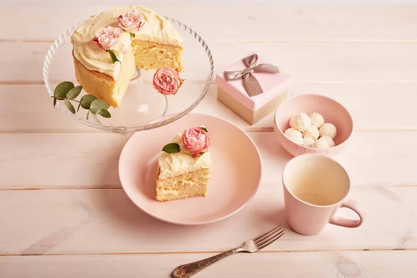 Bolo Com Rosas Fundo Branco — Fotografia de Stock