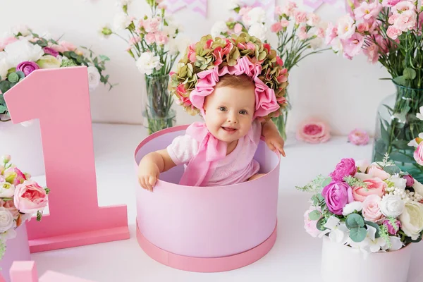 Kislány Első Születésnapját Stúdióban Rózsaszín Díszítéssel — Stock Fotó