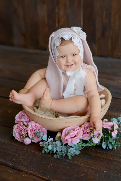 Lány Rózsaszín Nyúl Jelmez Egy Kosár Virágokkal — Stock Fotó