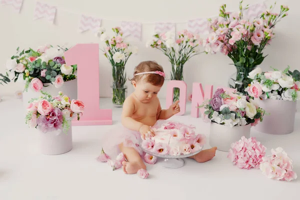 Κορίτσι Μια Τούρτα Για Γενέθλιά Της Πρώτη Στο Στούντιο Ροζ — Φωτογραφία Αρχείου