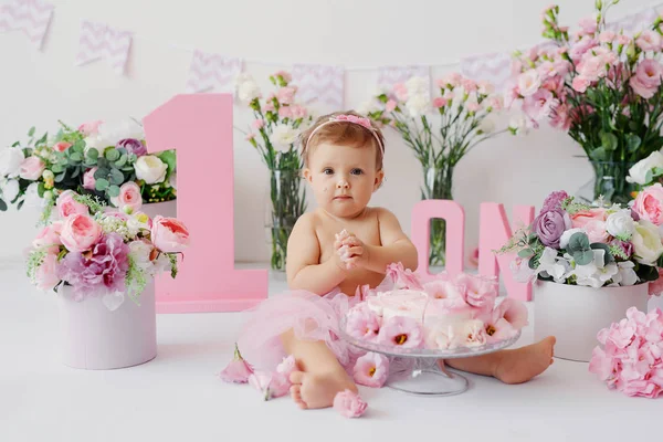 Chica Con Pastel Para Primer Cumpleaños Estudio Con Decoración Rosa —  Fotos de Stock