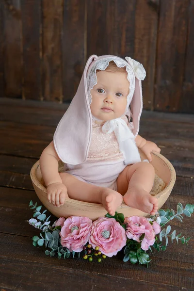 Lány Rózsaszín Nyúl Jelmez Egy Kosár Virágokkal — Stock Fotó