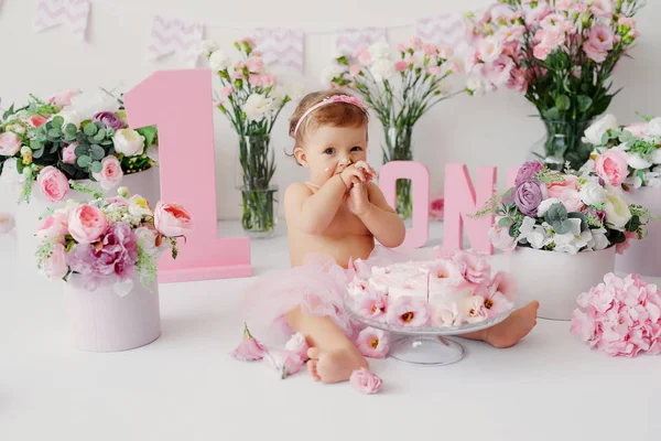 Chica Con Pastel Para Primer Cumpleaños Estudio Con Decoración Rosa —  Fotos de Stock