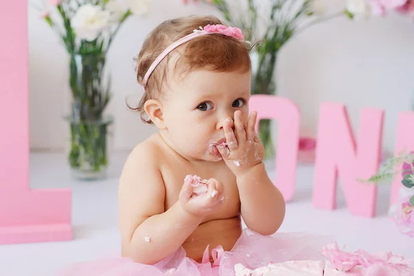 Cake Első Szülinapjára Stúdióban Pink Dekorációval Rendelkező Lány — Stock Fotó
