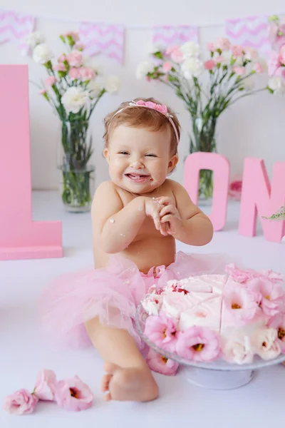 Chica Con Pastel Para Primer Cumpleaños Estudio Con Decoración Rosa —  Fotos de Stock