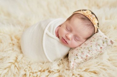 hafif bir arka plan üzerinde yeni doğan kız