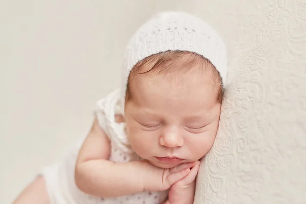 Νεογέννητο Κοριτσάκι Ανοιχτόχρωμο Φόντο — Φωτογραφία Αρχείου
