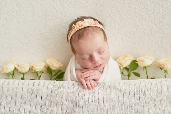 Pasgeboren Meisje Een Lichte Achtergrond — Stockfoto