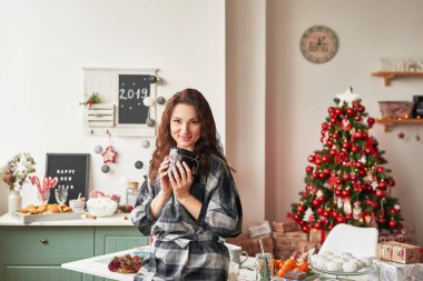 Yeni yıl mutfakta hatmi Kupası kızla