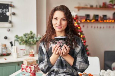 Yeni yıl mutfakta hatmi Kupası kızla
