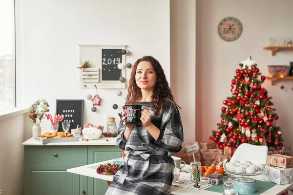 Menina Com Uma Xícara Marshmallow Cozinha Ano Novo — Fotografia de Stock