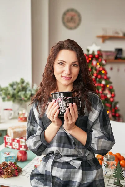 Menina Com Uma Xícara Marshmallow Cozinha Ano Novo — Fotografia de Stock