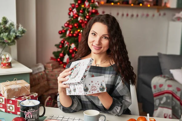 Dívka Darem Kuchyni Vánoční — Stock fotografie