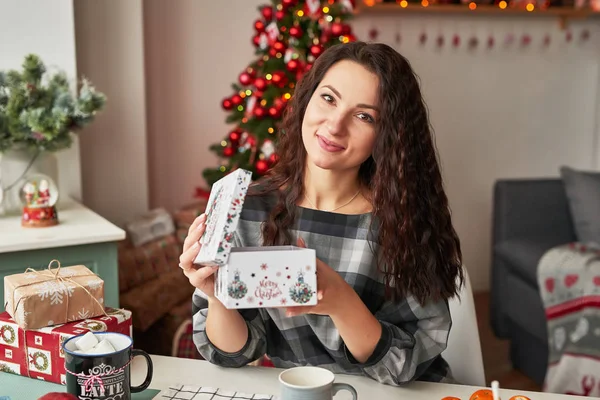 Fille Avec Cadeau Cuisine Noël — Photo